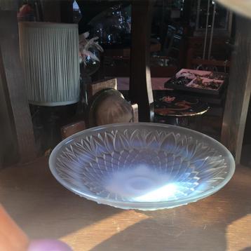 Mooie art deco glazen schaal, opalescent glas beschikbaar voor biedingen