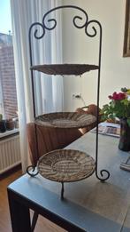 etagere bestaande uit 3 lagen metaal frame en riet, Huis en Inrichting, Woonaccessoires | Etagères, Ophalen