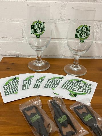 2 bierglazen De Groene Buizerd, met 3 openers en 5 stikkers beschikbaar voor biedingen