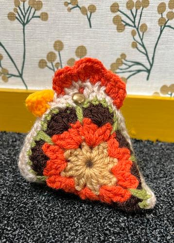 Gehaakte kip granny square in herfstkleuren herfst beschikbaar voor biedingen