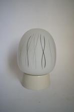 vintage plafondlamp, mat wit glas, jaren '50, grijs motief., Ophalen of Verzenden, Gebruikt, Glas, Vintage