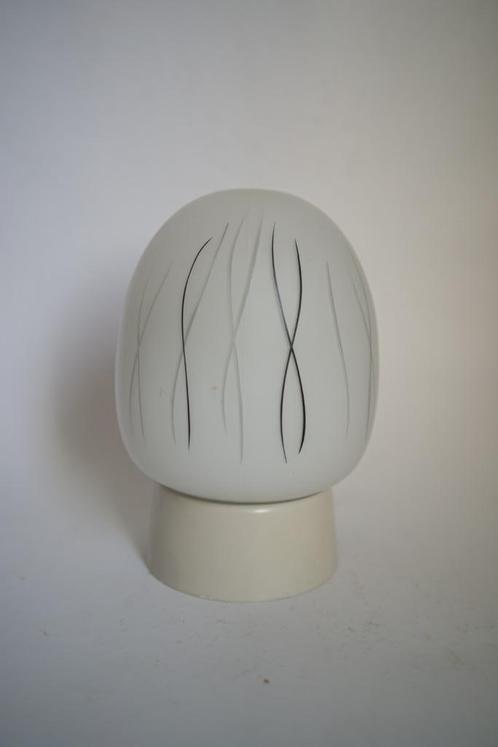 vintage plafondlamp, mat wit glas, jaren '50, grijs motief., Huis en Inrichting, Lampen | Plafondlampen, Gebruikt, Glas, Kunststof