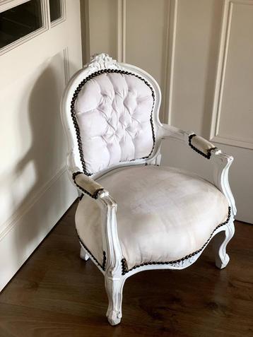 Witte barok queen Ann kinder fauteuil stoel Suède bekleding.