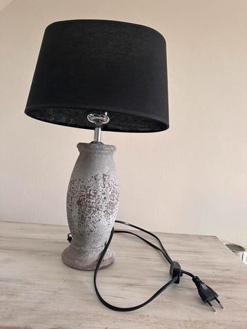 Lamp met lampenkapje beschikbaar voor biedingen