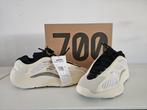 YEEZY 700 V3 AZAEL MAAT 42/8.5, Nieuw, Adidas Yeezy, Ophalen of Verzenden, Wit