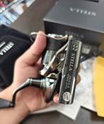 Te koop: Shimano Stella 2500S, Ophalen of Verzenden, Zo goed als nieuw