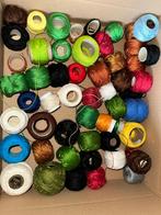 Doos met diverse klossen met garens vnl. DMC veel kleuren, Hobby en Vrije tijd, Naaien en Fournituren, Ophalen, Zo goed als nieuw