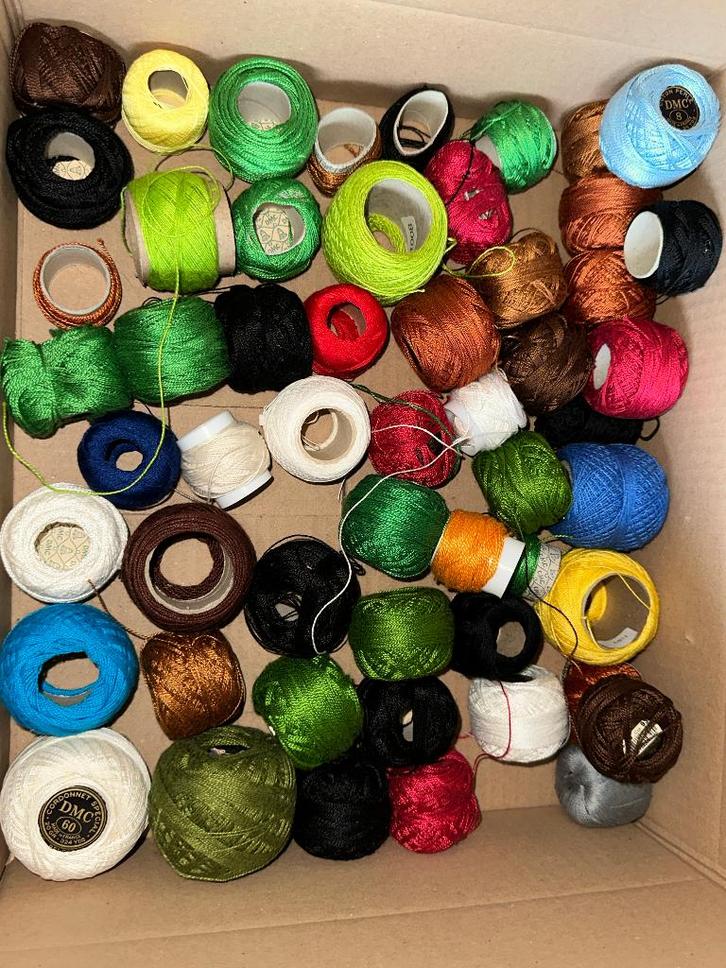 Doos met diverse klossen met garens vnl. DMC veel kleuren, Hobby en Vrije tijd, Naaien en Fournituren, Zo goed als nieuw, Garen of Naald(en)