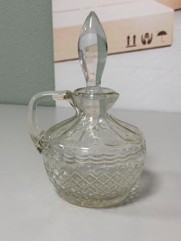 Vintage geslepen glazen kan met stop decoratieve glas karaf beschikbaar voor biedingen