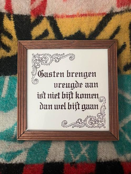 Porseleinen wandtegel in houten lijst met Nederlands gezegde, Antiek en Kunst, Antiek | Wandborden en Tegels, Ophalen of Verzenden