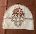 Antieke geborduurde hoes voor theemuts, Ophalen