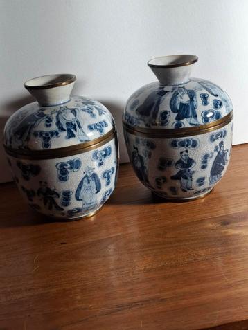 Twee chinese doppotjes met koperen randen.  beschikbaar voor biedingen