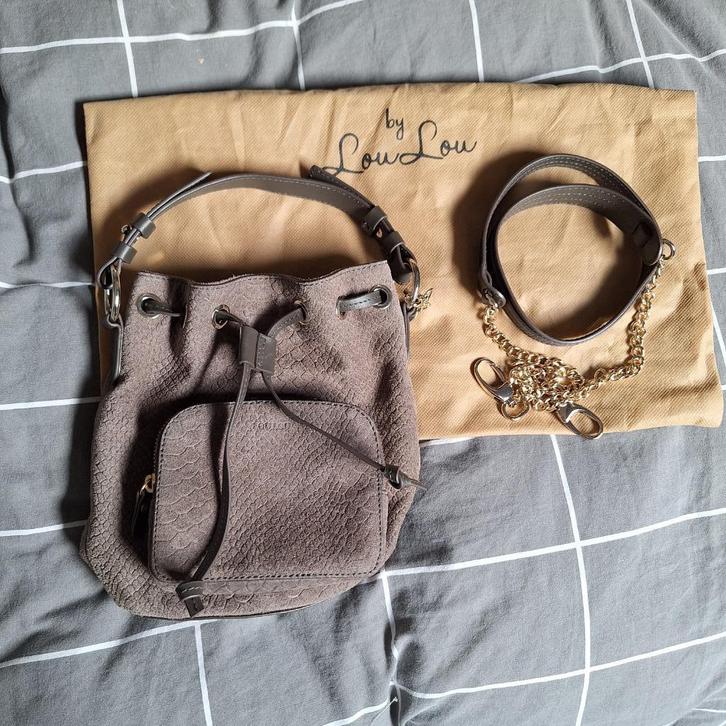 Loulou essentiels buideltas croco suède met leren accenten, Sieraden, Tassen en Uiterlijk, Tassen | Damestassen, Zo goed als nieuw