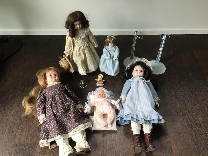 Diverse poppen - poppenstandaards, Verzamelen, Poppen, Zo goed als nieuw, Ophalen of Verzenden