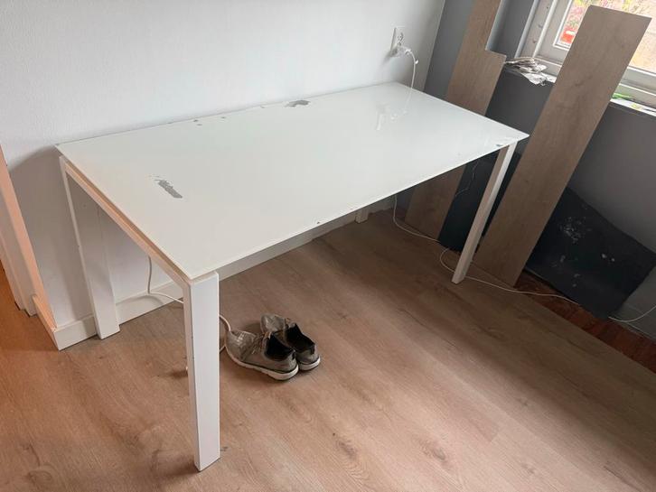 Bureau met glazen blad en stekkerdoos, Huis en Inrichting, Bureaus, Gebruikt, Bureau, Ophalen