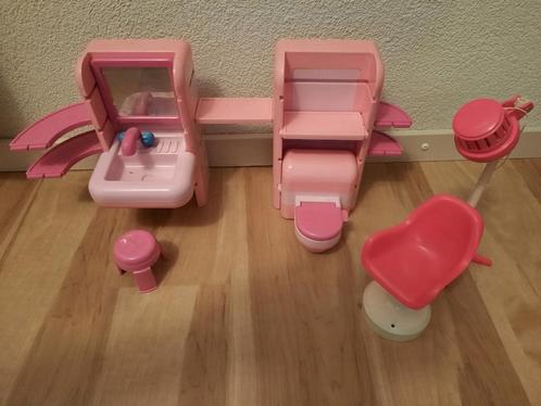 Barbie badkamer met stoel en haardroger ( + bad ), Kinderen en Baby's, Speelgoed | Poppen, Zo goed als nieuw, Barbie, Ophalen of Verzenden