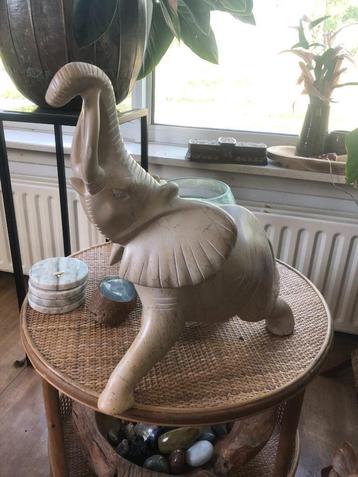 Massief spekstenen olifantenbeeld beschikbaar voor biedingen