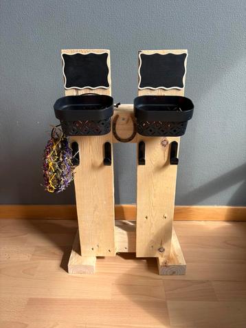 Houten stalletje voor 2 hobbyhorses beschikbaar voor biedingen