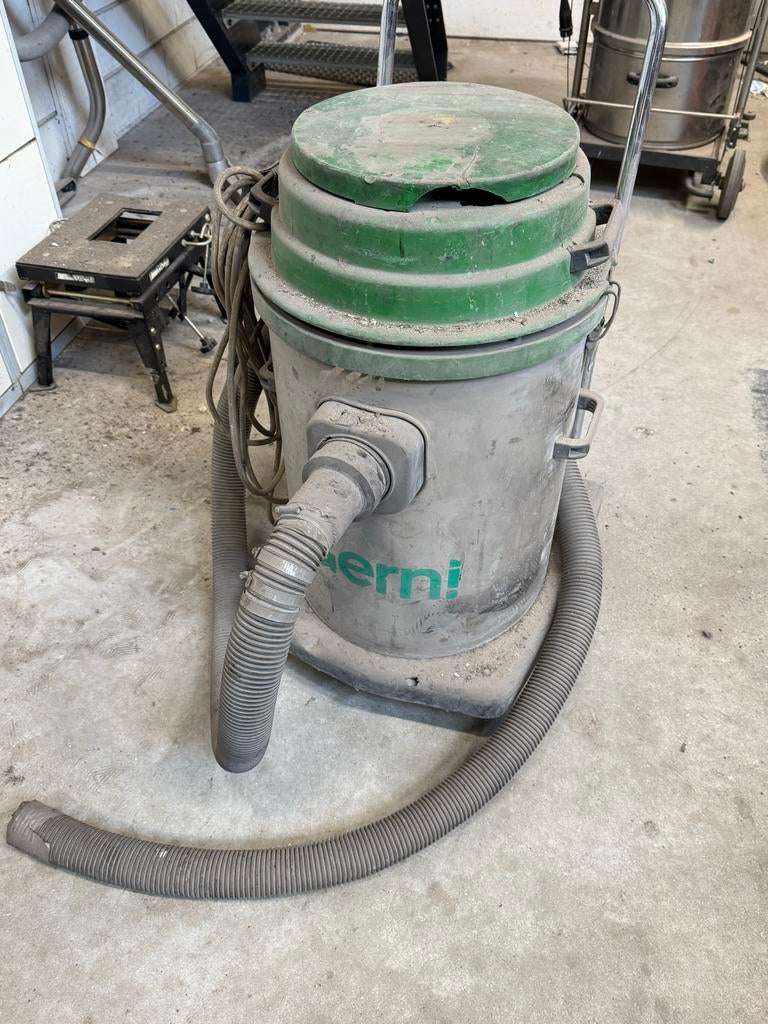 Buffel Stofzuiger - 2 Motoren, Doe-het-zelf en Verbouw, Reinigingsmachines, Ophalen of Verzenden, Gebruikt, Waterstofzuiger