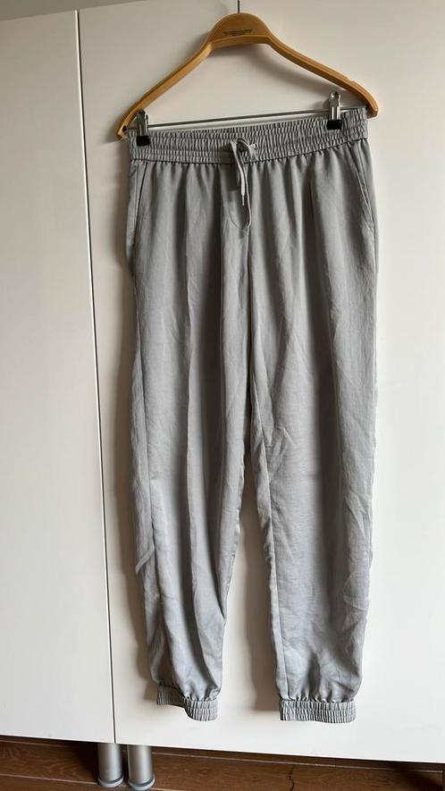 Grijze satijnen lange broek s 36 sandwich lekker zacht, Kleding | Dames, Broeken en Pantalons, Zo goed als nieuw, Maat 36 (S)