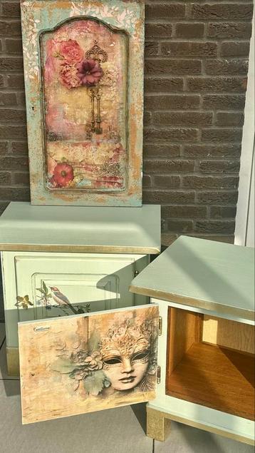 Unieke vintage nachtkastjes set beschikbaar voor biedingen