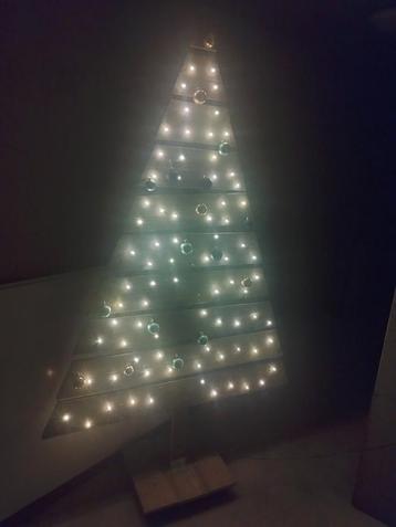 Kerstboom van hout met verlichting  beschikbaar voor biedingen