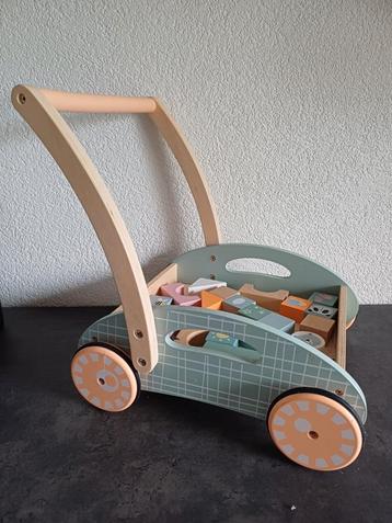 Leuk loopwagentje met blokjes beschikbaar voor biedingen