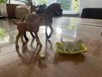 Schleich paard 🐴 met veulentje. Wit hondje met dekentje., Ophalen of Verzenden, Zo goed als nieuw, Paard, Beeldje of Figuurtje