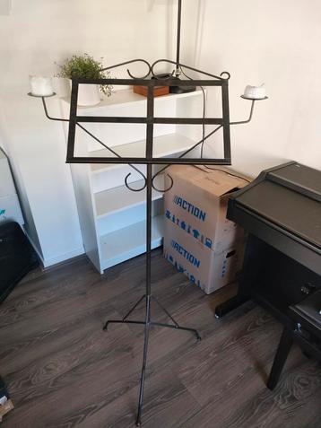 mooie klassieke muziek standaard met kaarsen houders beschikbaar voor biedingen