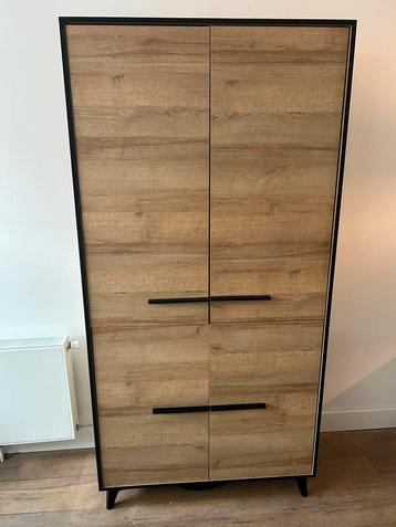 Hoge multifunctionele kast met planken beschikbaar voor biedingen