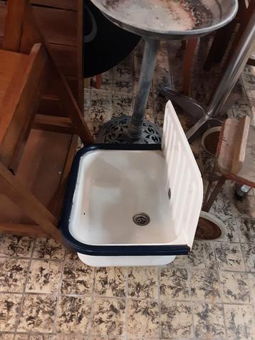 Vintage Wasbak met Opstaande Rand beschikbaar voor biedingen