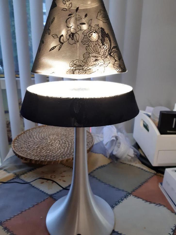 Zwevende tafel lamp led verlichting kan onder als boven aan, Huis en Inrichting, Lampen | Tafellampen, Gebruikt, Minder dan 50 cm