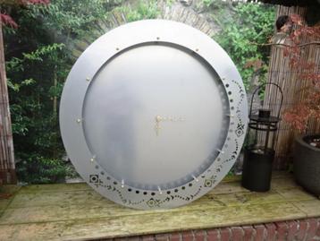 Grote [98cm] aluminiumkleurige klok met uitgewerkte rand beschikbaar voor biedingen