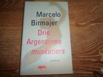 Marcelo Birmajer - drie argentijnse musketiers, Ophalen of Verzenden, Zo goed als nieuw, Nederland