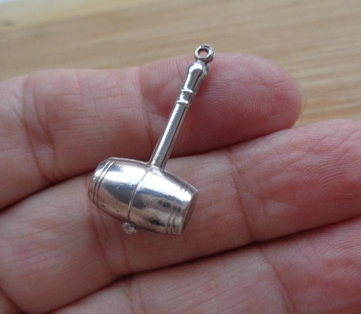 zilveren vintage bedel hamer [984], Sieraden, Tassen en Uiterlijk, Bedels, Zo goed als nieuw, Overige merken, Zilver, 1 bedel