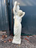 Wit stenen vrouwenbeeld met kruik, Tuin en Terras, Ophalen, Gebruikt, Beton, Mensenbeeld