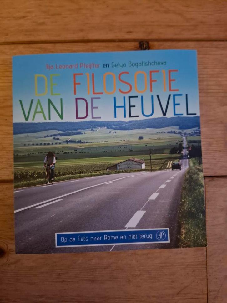 Ilja Pfeijffer en Bogatishcheva - De filosofie van de heuvel, Boeken, Literatuur, Zo goed als nieuw, Ophalen of Verzenden
