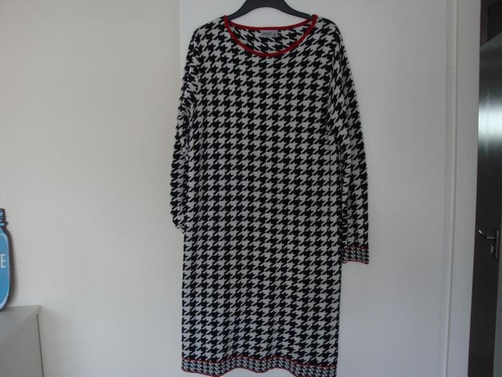 Maat XL. Gebreide AGGEL jurk met een piede de poule blokje., Kleding | Dames, Jurken, Zo goed als nieuw, Maat 46/48 (XL) of groter