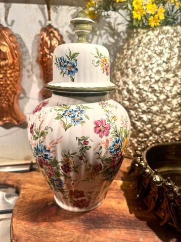 Super mooie vaas met bloemen beschikbaar voor biedingen