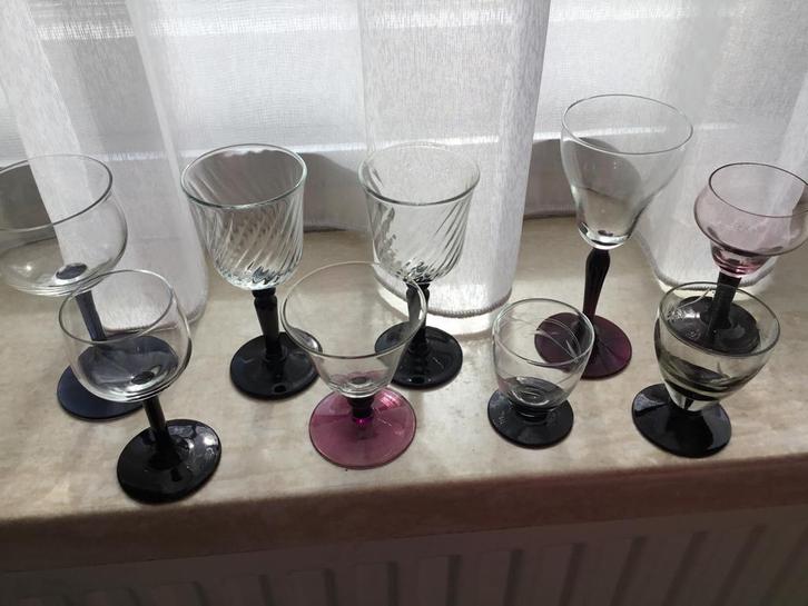 Borrelglaasjes 9 st. met donkere voet ,  hoog 11/5 cm gaaf, Verzamelen, Glas en Borrelglaasjes, Zo goed als nieuw, Borrel- of Shotglas