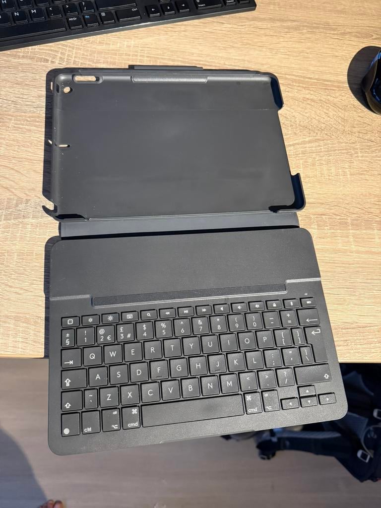 Logitech beschermhoes iPad 9th Gen, 10 inch, Gebruikt, Bescherming voor- en achterkant, Ophalen of Verzenden