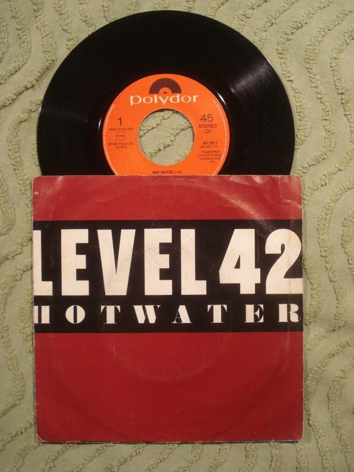 Level 42 7" Vinyl Single: ‘Hot water’ (Nederland), Cd's en Dvd's, Vinyl Singles, Gebruikt, Single, Pop, 7 inch, Ophalen of Verzenden