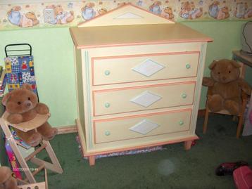 Mooie commode met kapstokje/boekenplank beschikbaar voor biedingen