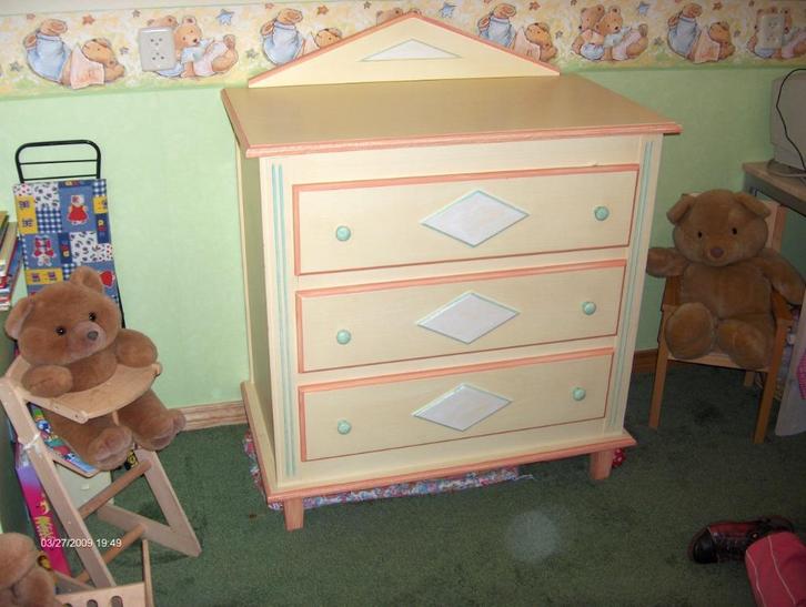 Mooie commode met kapstokje/boekenplank, Kinderen en Baby's, Kinderkamer | Commodes en Kasten, Gebruikt, Commode, 90 tot 105 cm