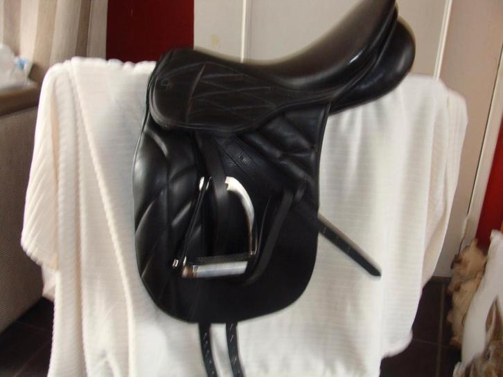 DRESSUURZADEL STUBBEN 18 INCH, Dieren en Toebehoren, Paarden en Pony's | Zadels, Gebruikt, Dressuur, Ophalen of Verzenden