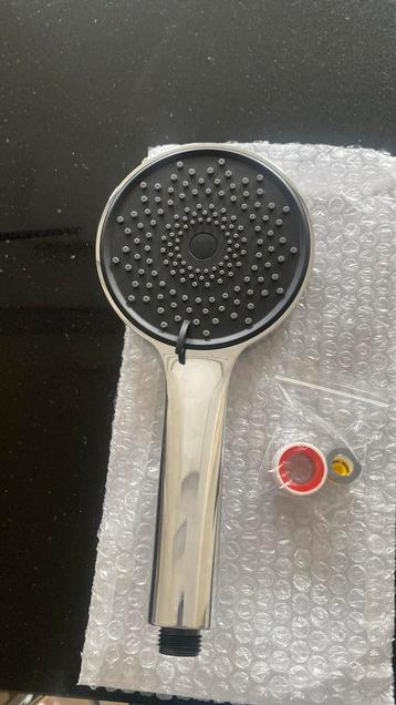 Nieuw, waterbesparende douchekop beschikbaar voor biedingen