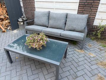 Lounge bank met tafel snel ophalen beschikbaar voor biedingen