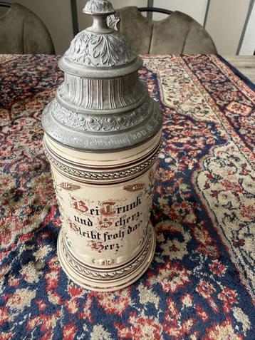 Duitse Bierpul uit 1895, Porselein met Tinnen Klepdeksel. beschikbaar voor biedingen