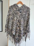 Gebreide Poncho met Franjes en capuchon., Onbekend, Ophalen of Verzenden, Zo goed als nieuw