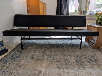 Zwarte vintage design Gijs van der Sluis bank beschikbaar voor biedingen